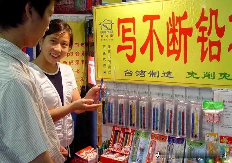 铅笔上通常会有“H”和“B”的型号标识，代表
笔芯


“H”代表的是笔芯硬度（