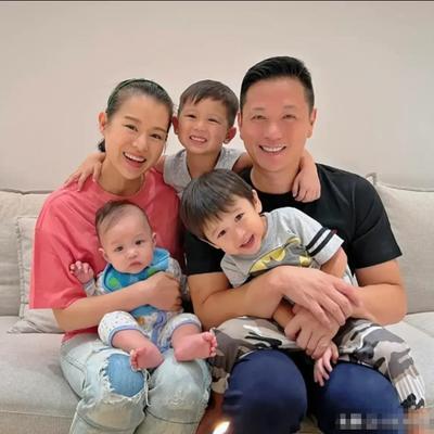 2021年，怀上三胎的胡杏儿忐忑地问丈夫李乘德："要是又是个男孩怎么办？"婆婆一