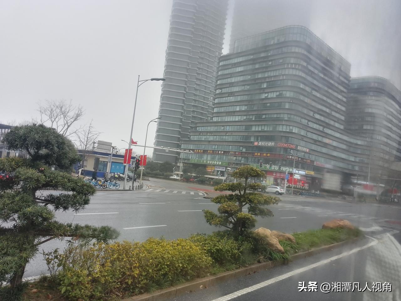 静悄悄，长沙也快成为移民城市了！
笔者今天早上经过梅溪湖，发现早两天还车水马龙的