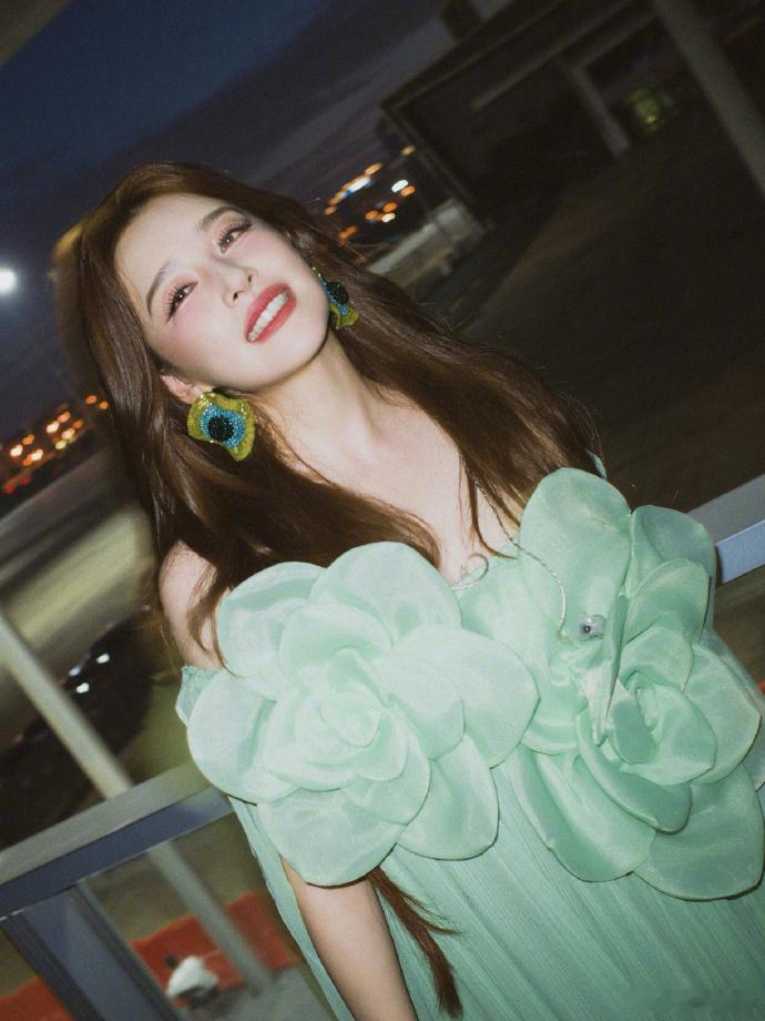 阚清子美到被判定成AI阚清子AI生成级别的美貌 绿色的礼服裙搭配的姐姐的妆造，真