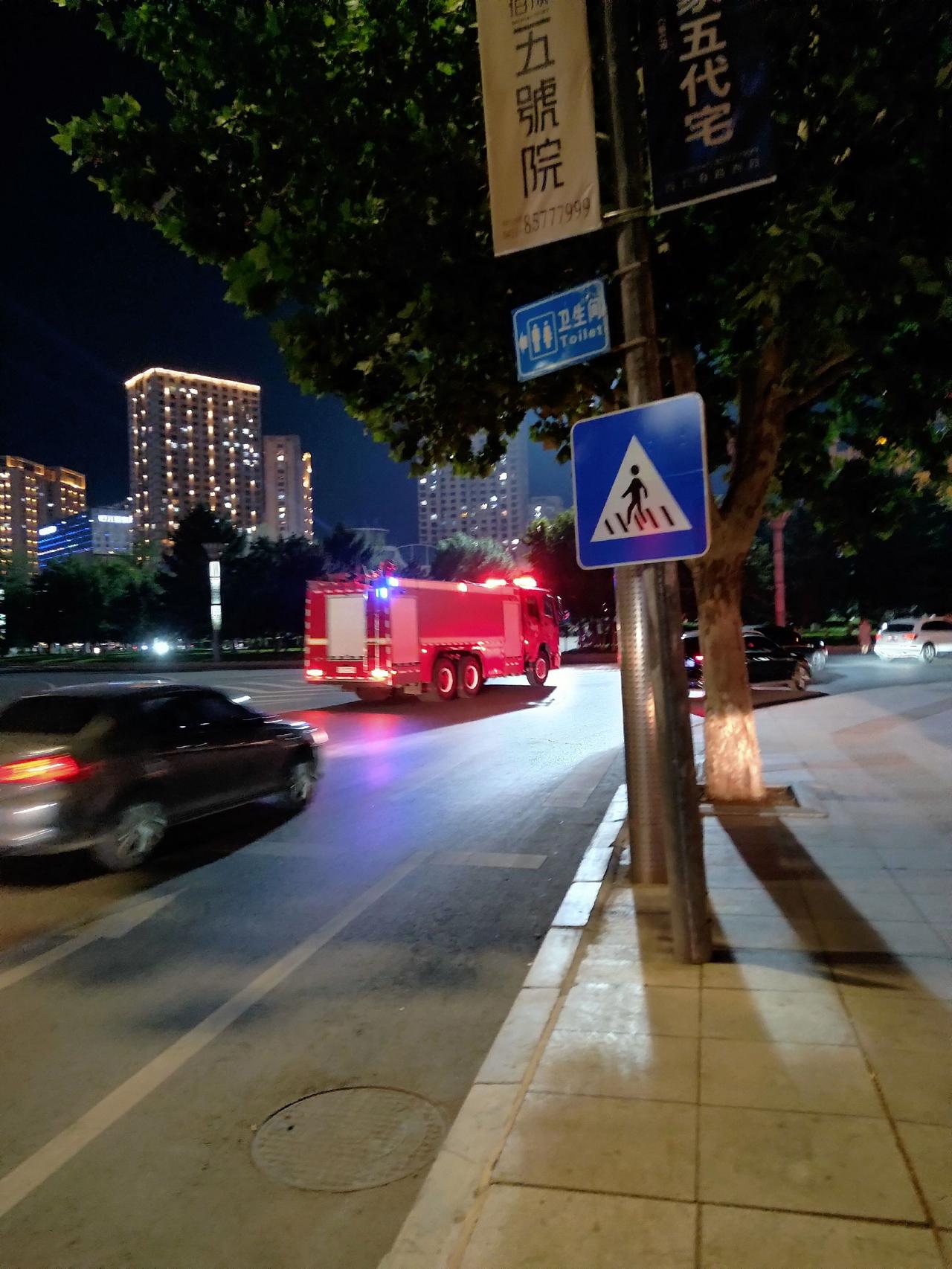 消防车撤出，火已救援完毕
