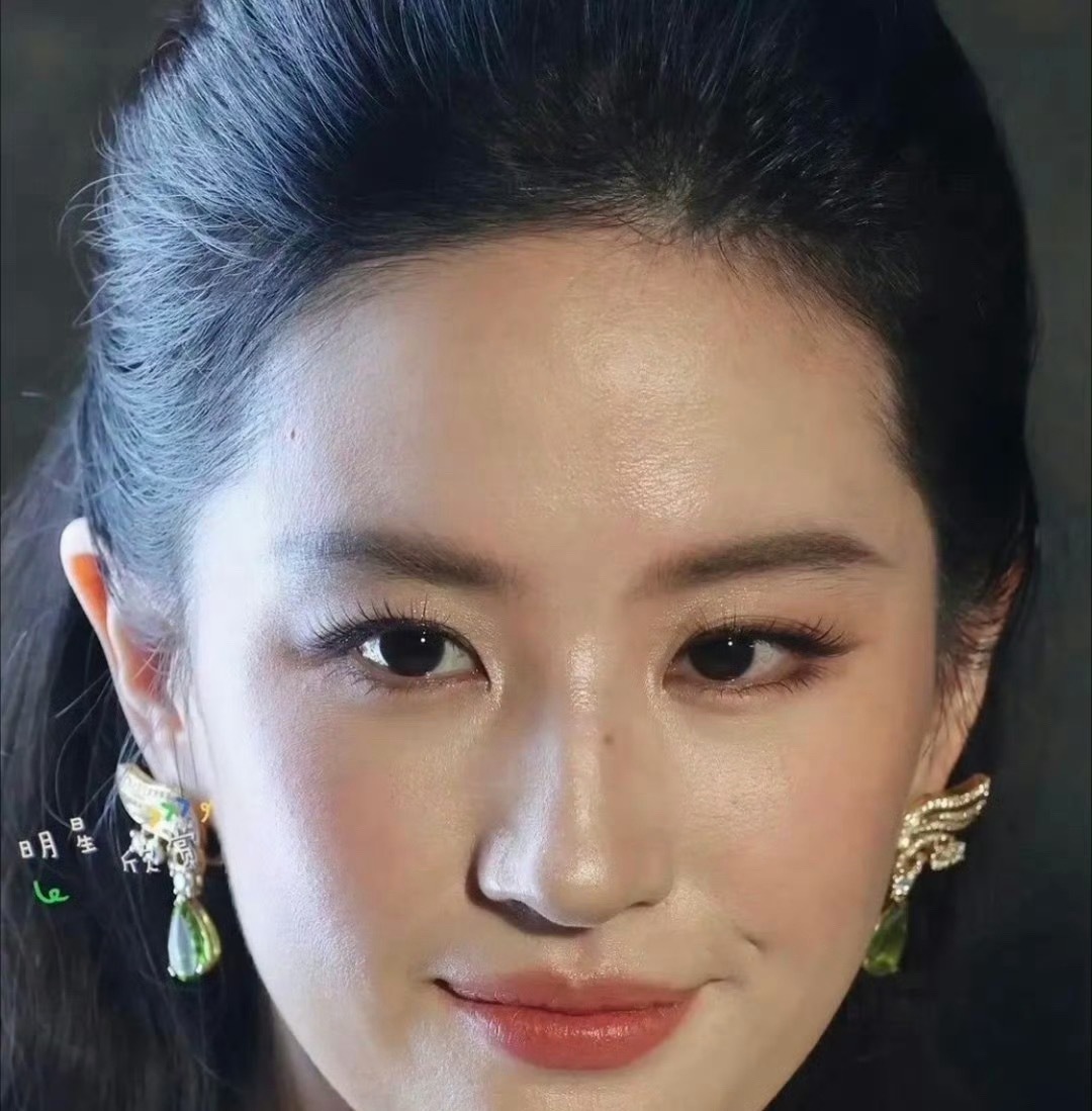 刘亦菲这才是生图吧 能看到肌肤纹理 