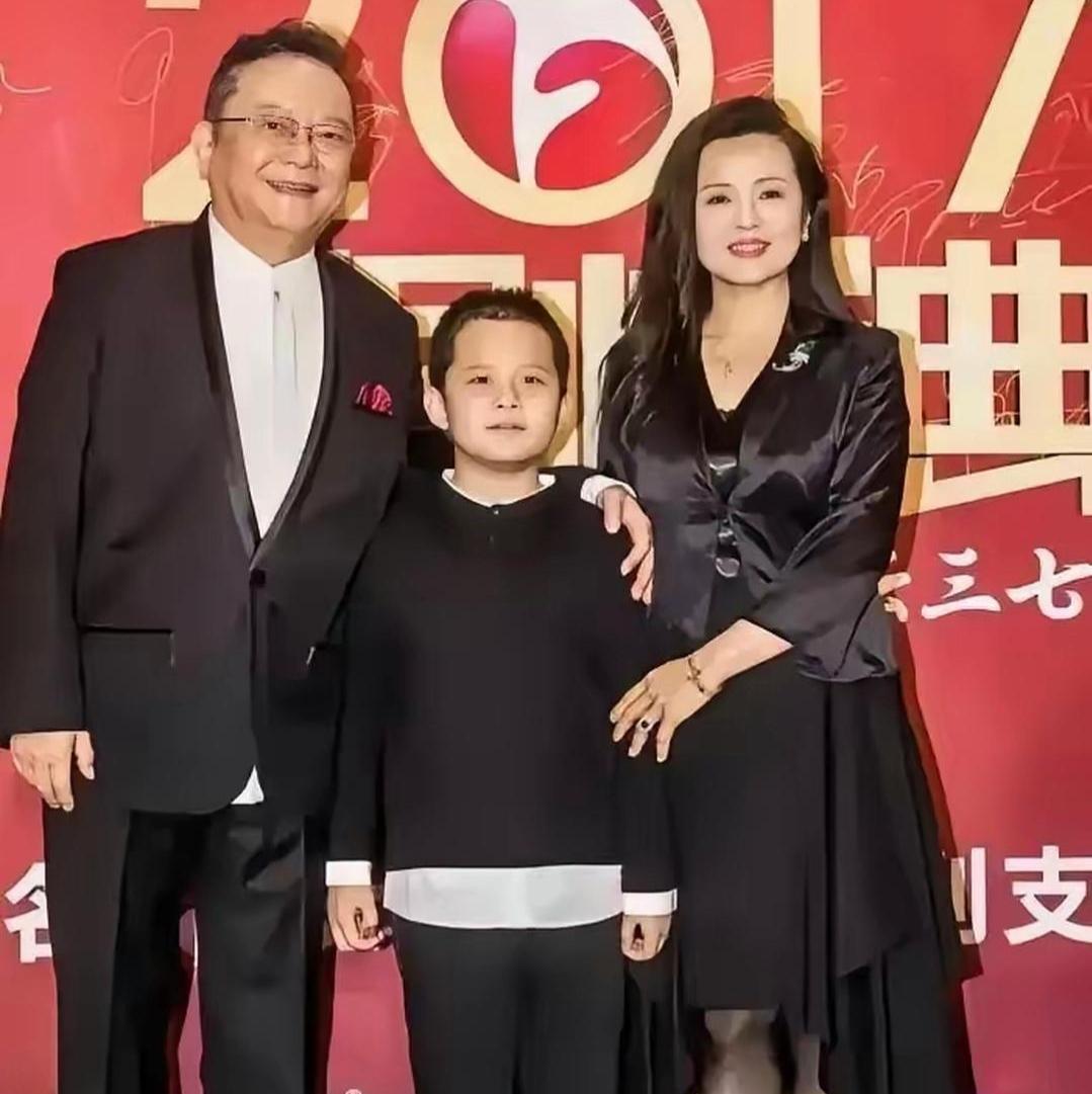 王刚为17岁儿子，卖了半辈子珍藏
 
77岁王刚出手了珍藏半辈子的官窑瓷器，拍了