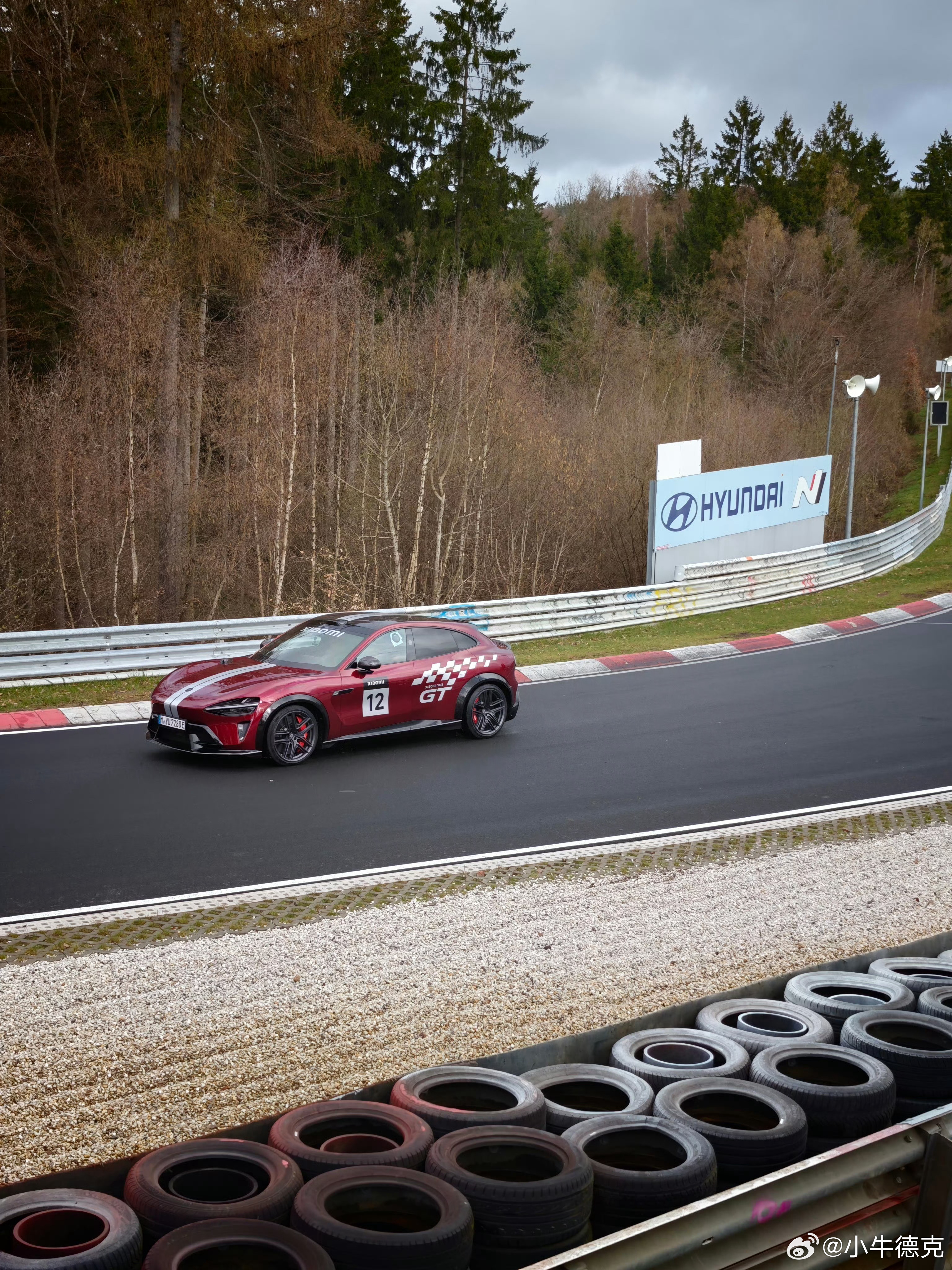 今天突然传出YU7 GT版本跑纽北的相关信息，其实一点都不意外。那一抹红，在纽北