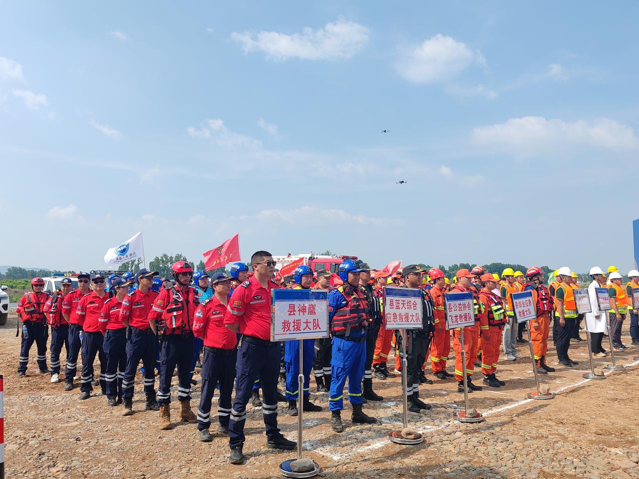 汝阳县在汝河应急演练
抢险救援组组织人员机械有序撤离；安全警戒组正在临近岸边附近