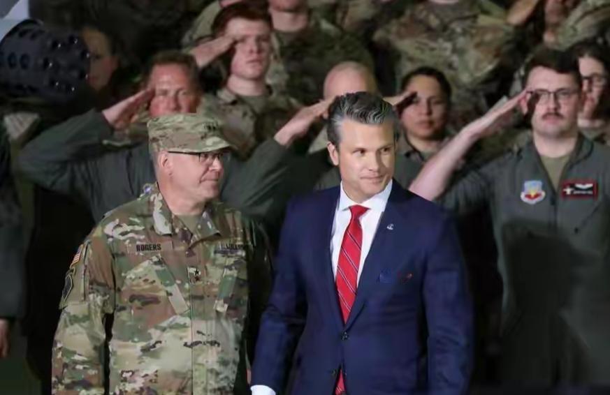 赫格塞思不喜欢胖子将军，但是在他的身边，似乎就站着一位胖子。但是我估计这位胖子将