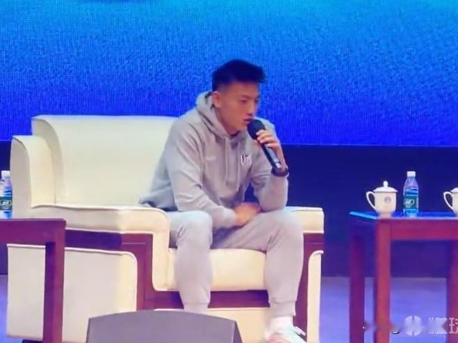 中超绯闻转会---赵佳楠…据传北京国安在引进邓捷夫之后，又对大连的后场多面手赵佳