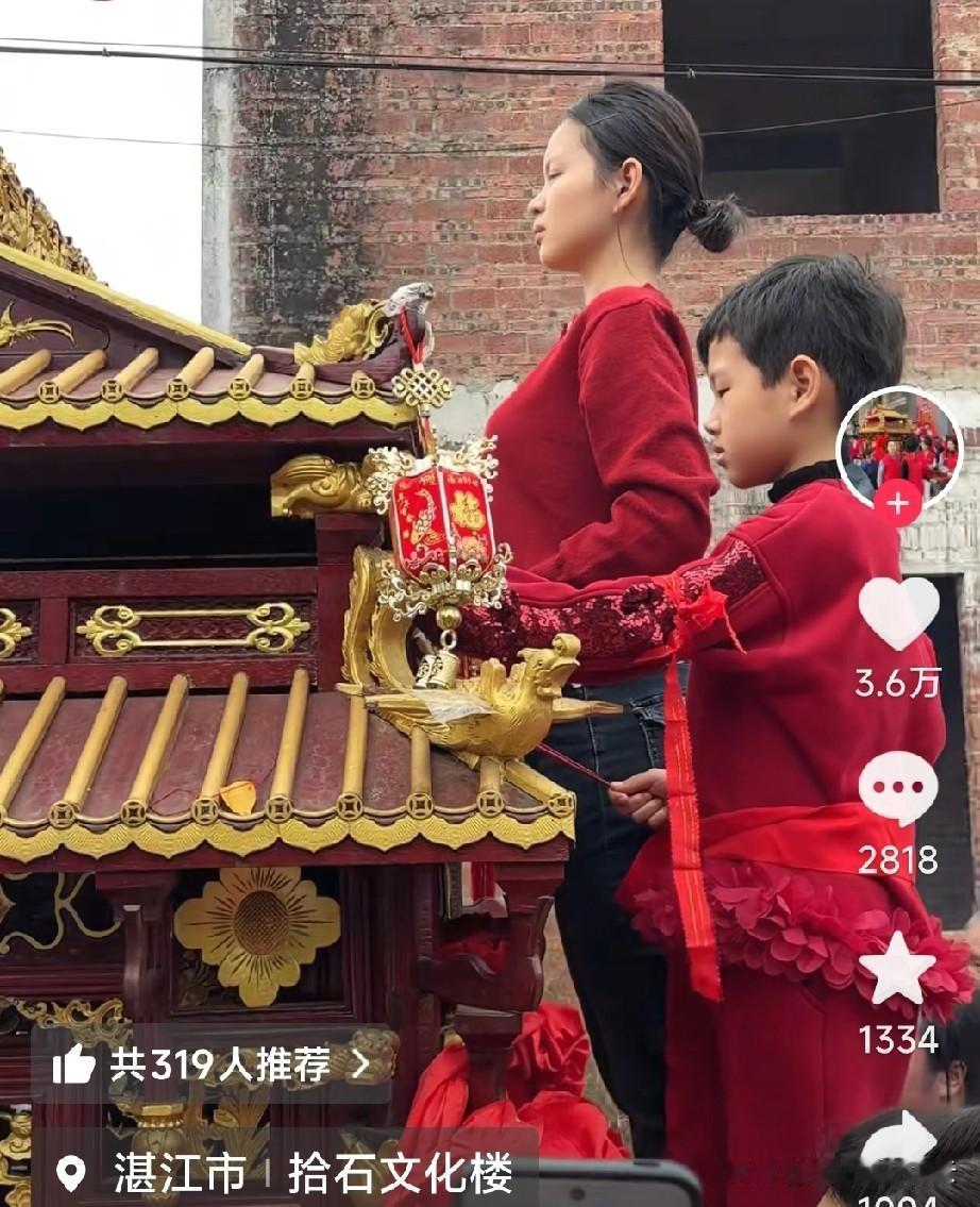 这个自己爬上巡游车的女孩，还拿着香，看起来小孩挺听话的啊，怎么家长都劝不下来呢？