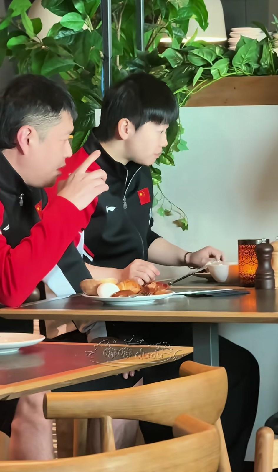 邱爸看莎宝吃打心眼里喜欢，自己的孩子自己疼，这是一对善良和蔼的爷俩，干什么都认真