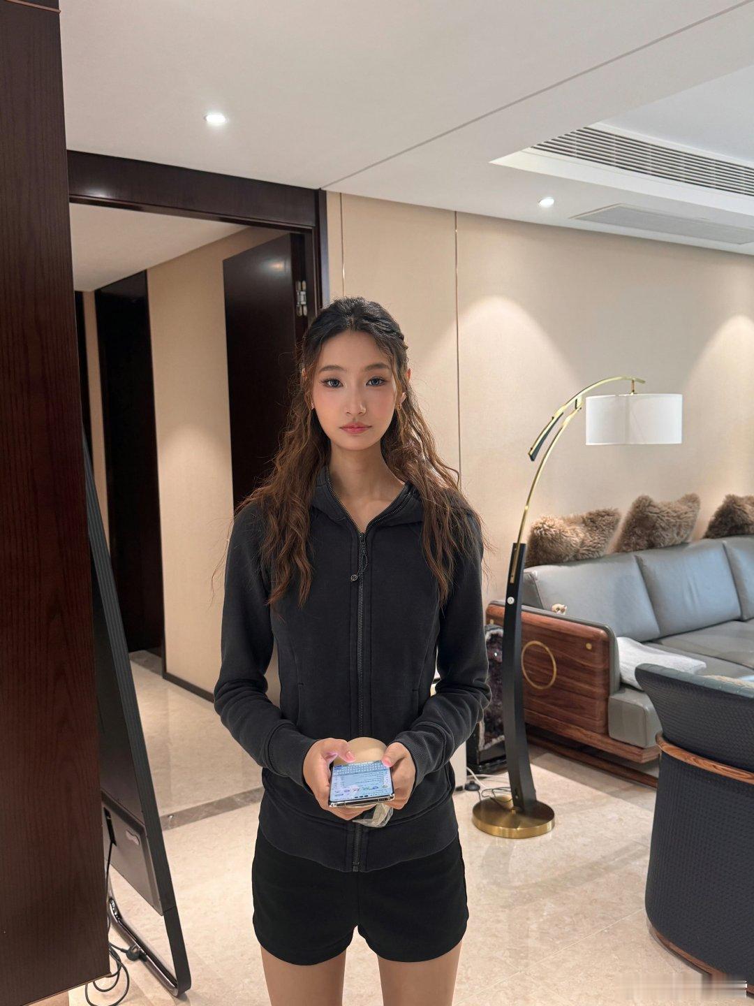 杨雪女儿初中毕业杨雪女儿颜值杨雪女儿初中毕业，女儿优越美貌基因藏不住，小小年纪气