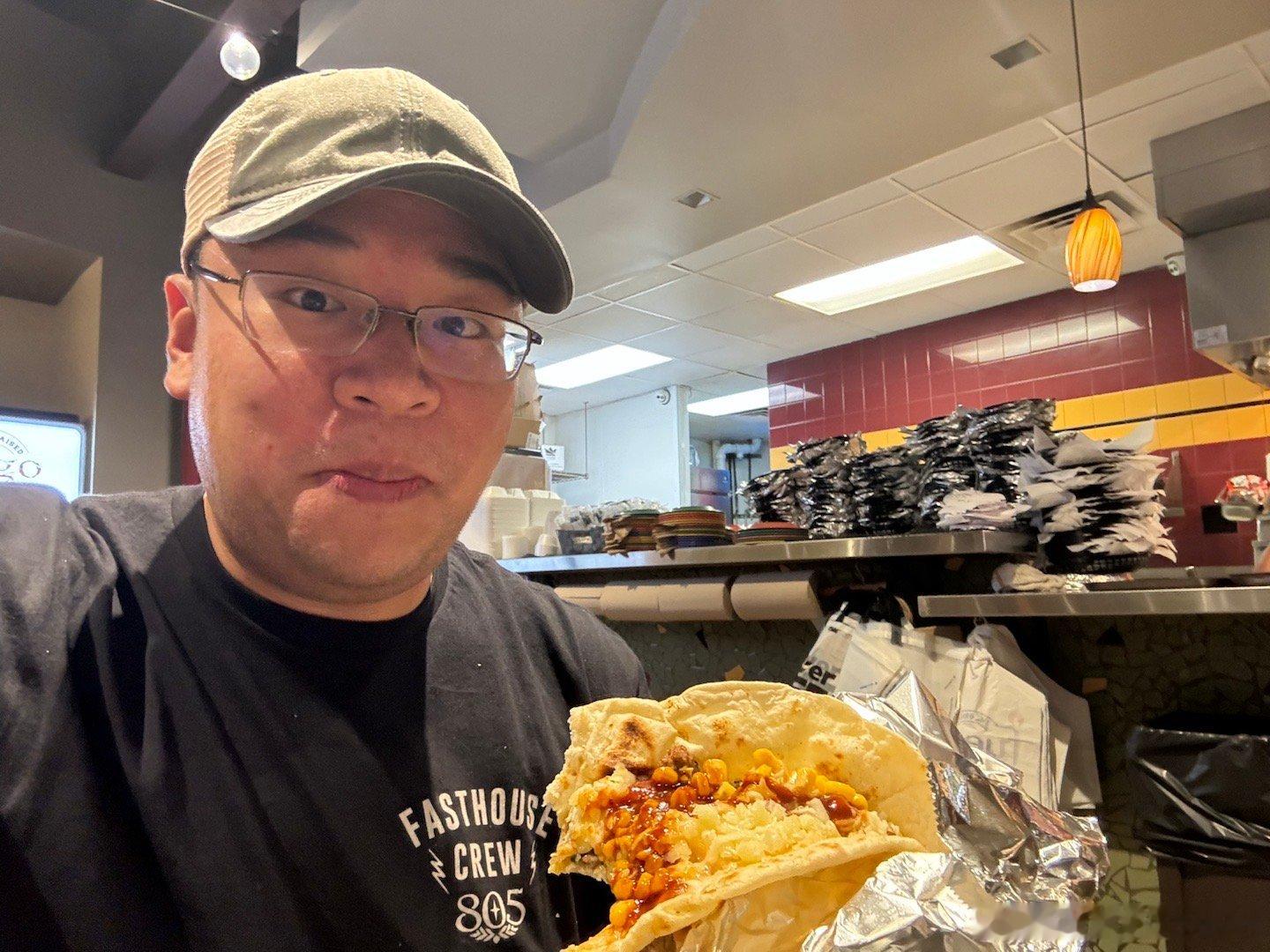 从Vegas飞来TX，终于可以大口吃爽了！和朋友一起点了5个Taco，有牛胸有炸