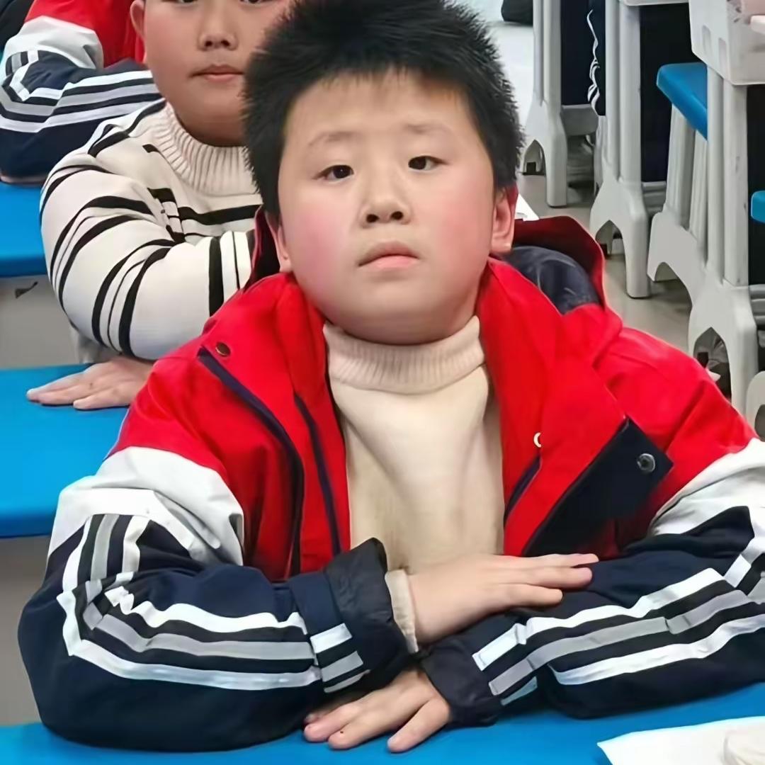 陕西安康，11岁的男孩赵席奭，4月20日晚上被托管班的工作人员喊去百米外的打印店