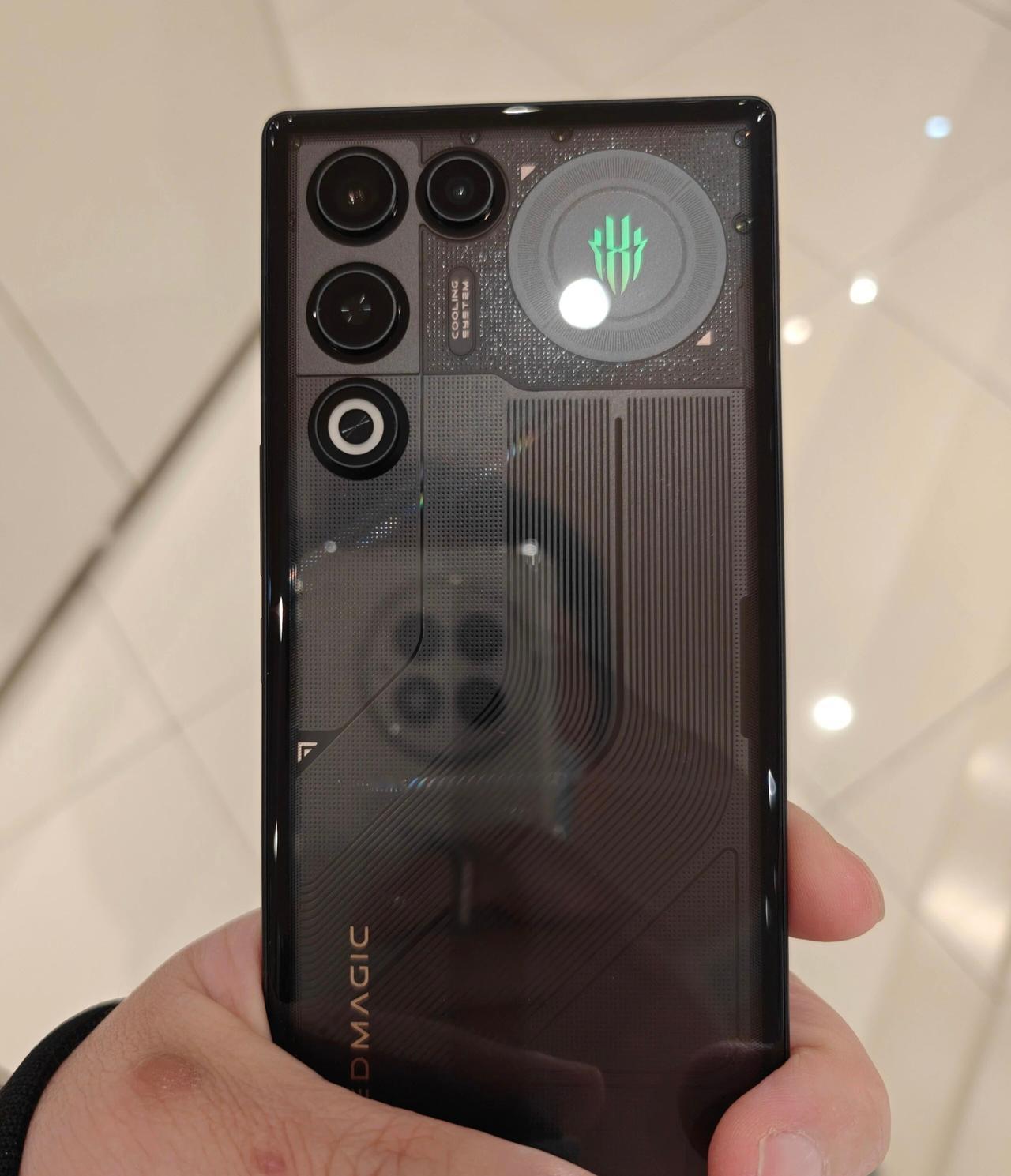 红魔11 Air上手啦,说下真实的感觉🙃 最近的Air机型扎堆发布、隔壁友商都