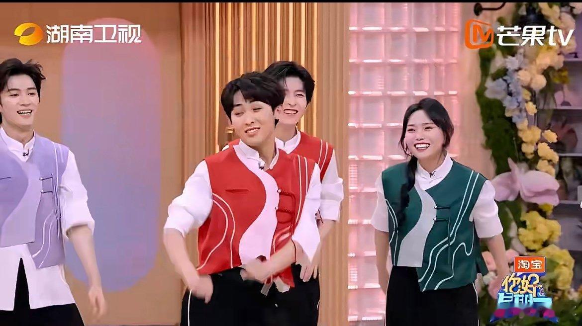 唐九洲跳舞四肢有点不够用 音乐一响唐九洲火力全开！全情投入跳到大展四肢，每一步都