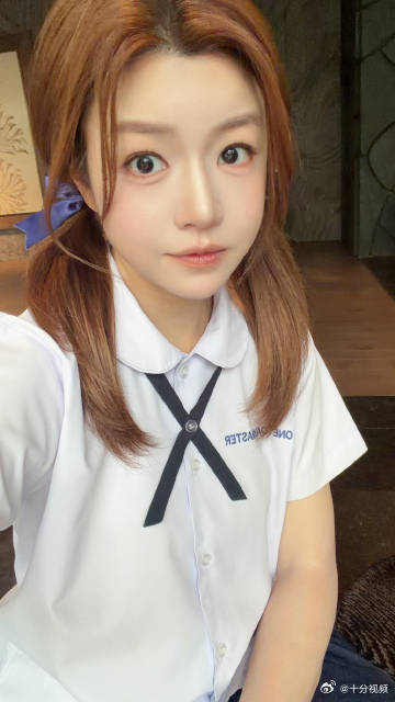 陈妍希今天是不二家希陈妍希泰式校服双马尾陈妍希解锁泰式校服新造型，搭配灵动双马尾