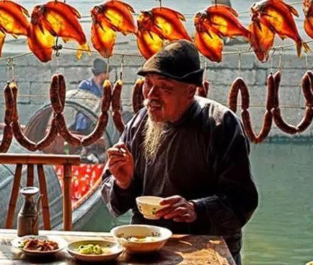 没天理了！河北，一大爷看着快过年了，便制作了一些腊肠放在院子里晾晒。没曾想第二天