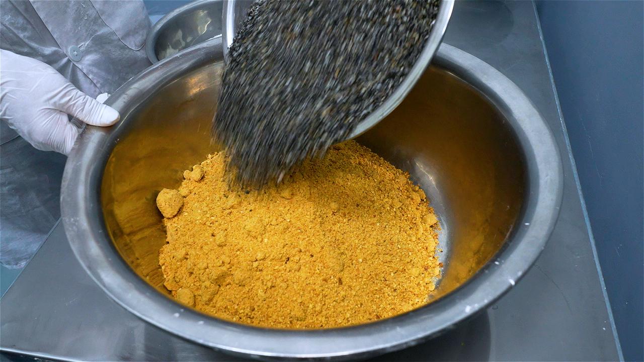 关键在于“开水和面”：沸水冲入木薯粉的瞬间，必须快速搅拌，烫出足够的糊化程度，面