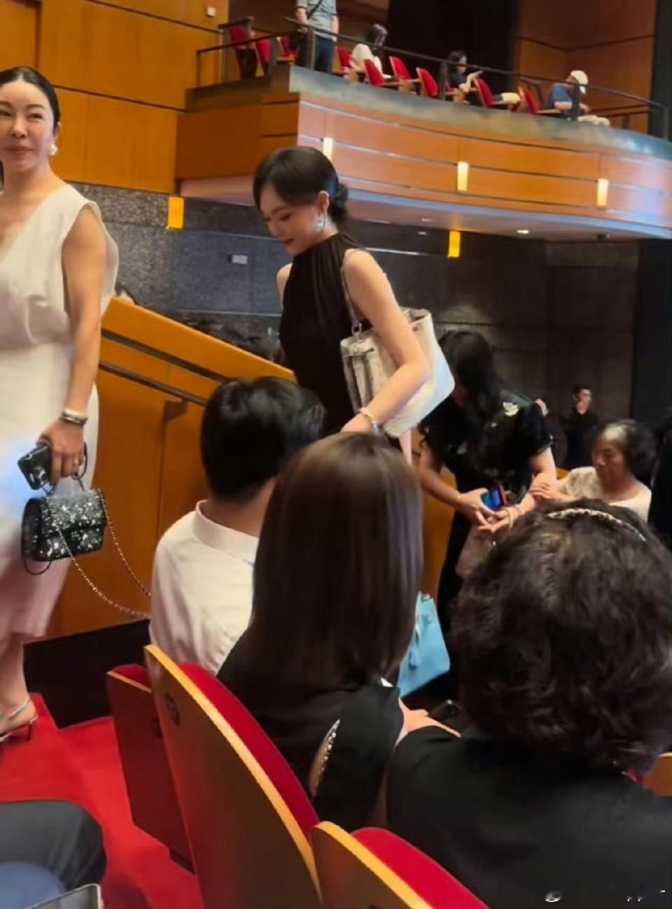 曝唐嫣罗晋经常一起参加女儿活动曝唐嫣罗晋经常一起参加女儿活动 唐嫣和罗晋一看就很