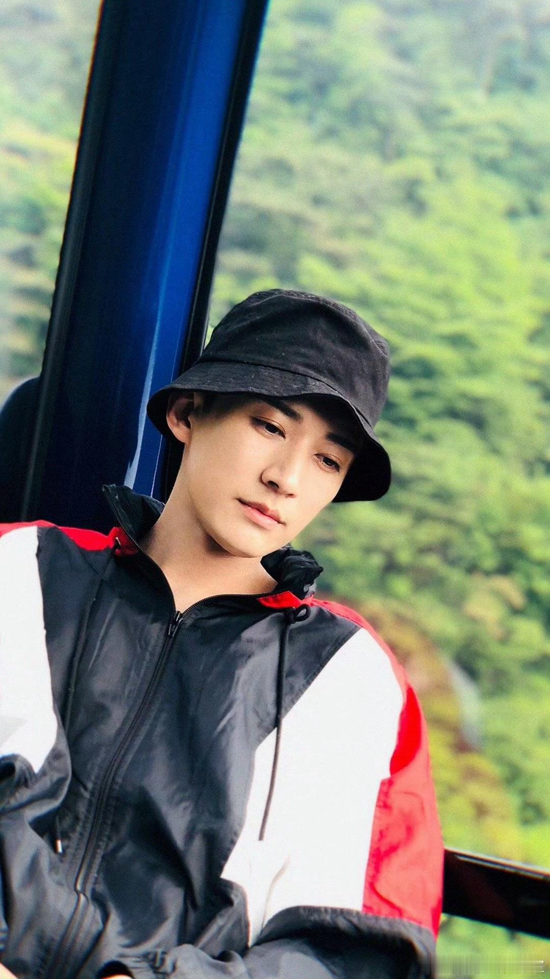 可是啊 岁月啊向来揉藏 波澜 烟沙 