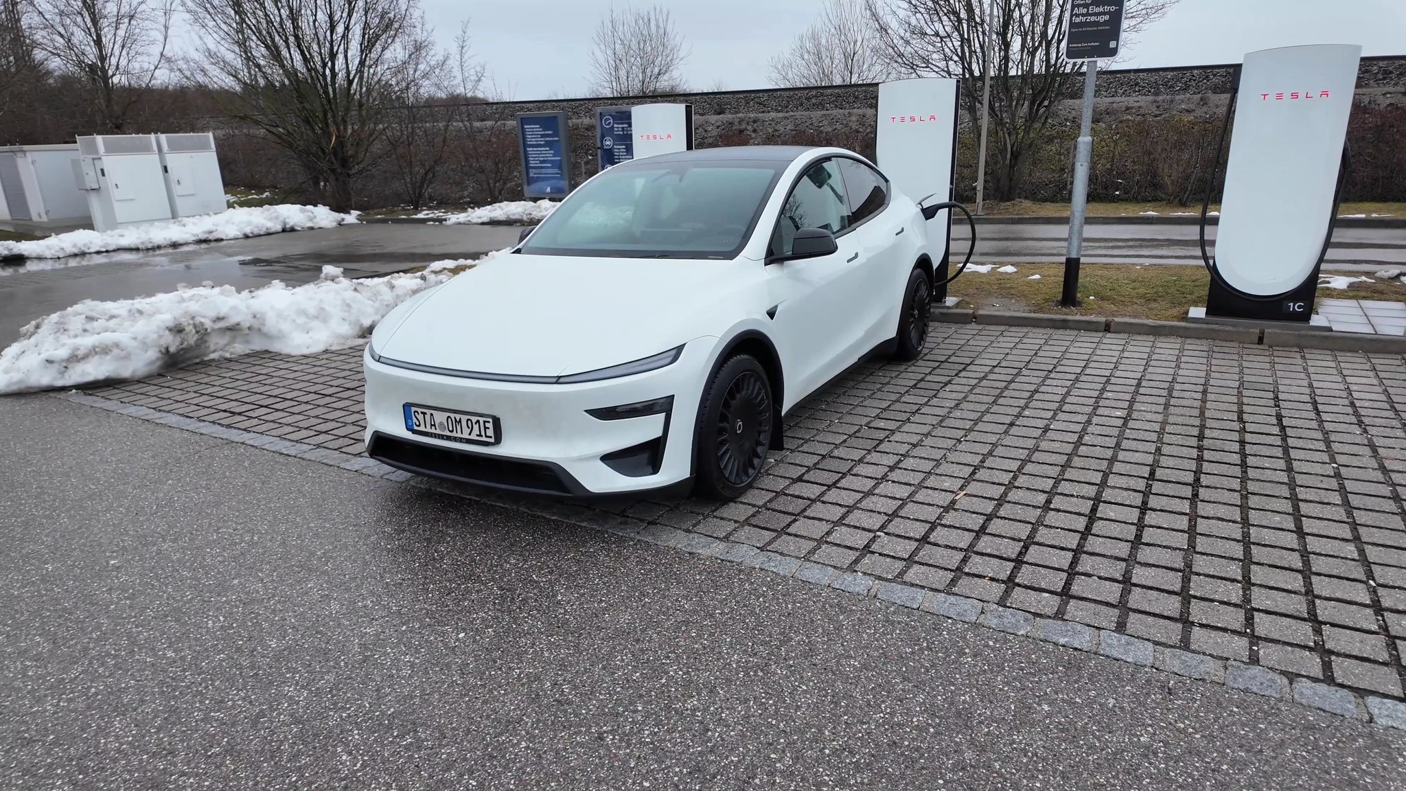 3月3日，特斯拉：特斯拉是目前市面上唯一一款只需轻按按钮就能带你到达目的地的汽车