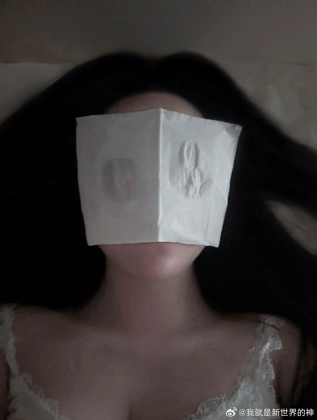 哭到眼睛肿了 我也没想明白 我又不是什么很坏的女孩子 怎么一路走来总是磕磕碰碰 