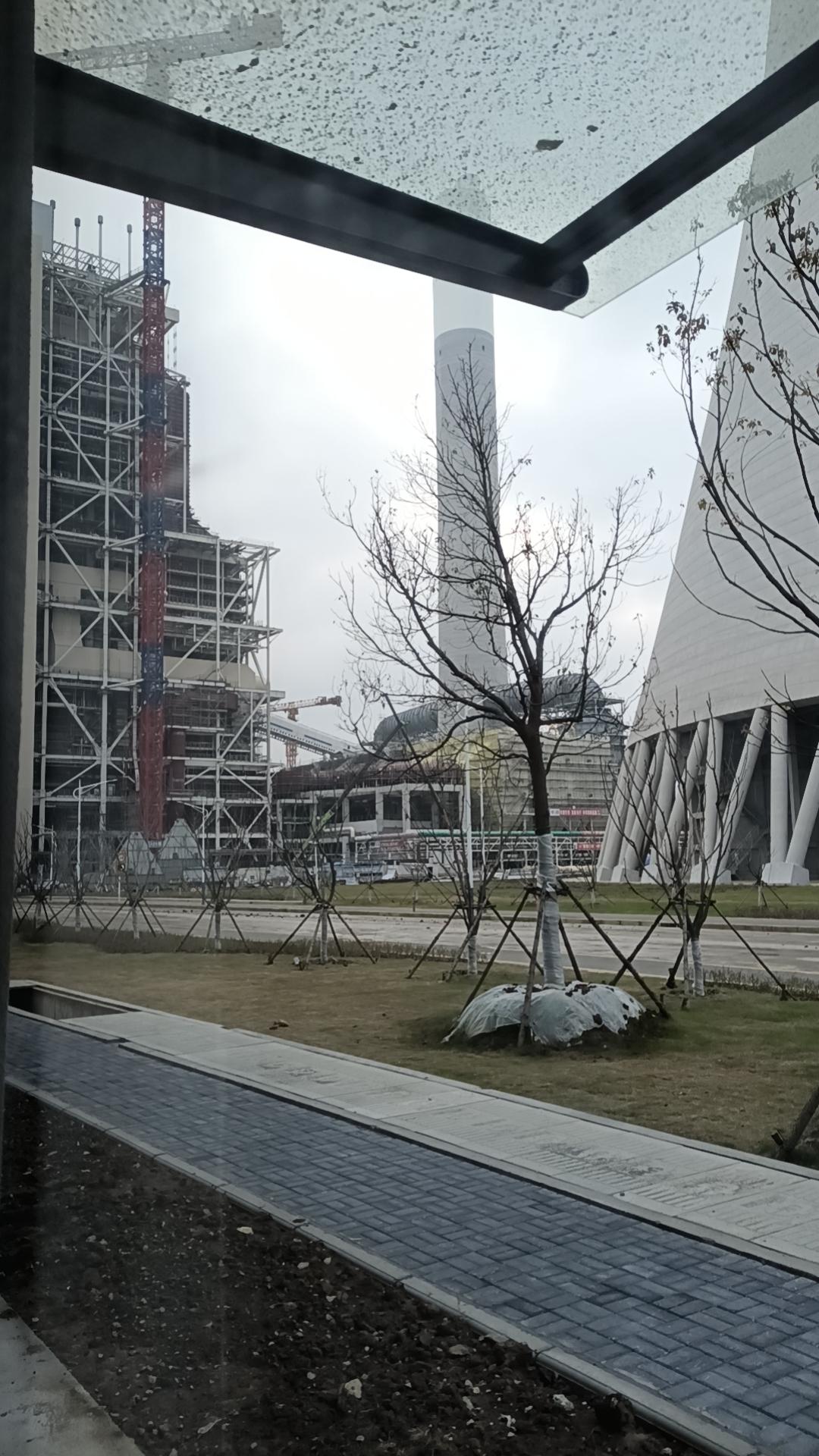 很多人习惯性地认为，老人应该优先得到座位，因为他们的身体可能不如年轻人强健，站立