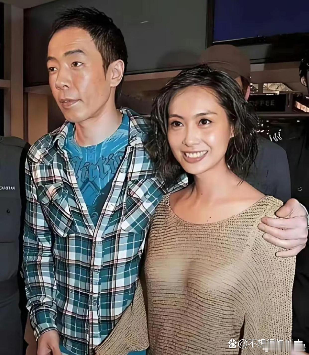 朱茵的笑容也太治愈了吧！明媚又甜润，一看就是被生活宠着、活在蜜罐里的女人～ 