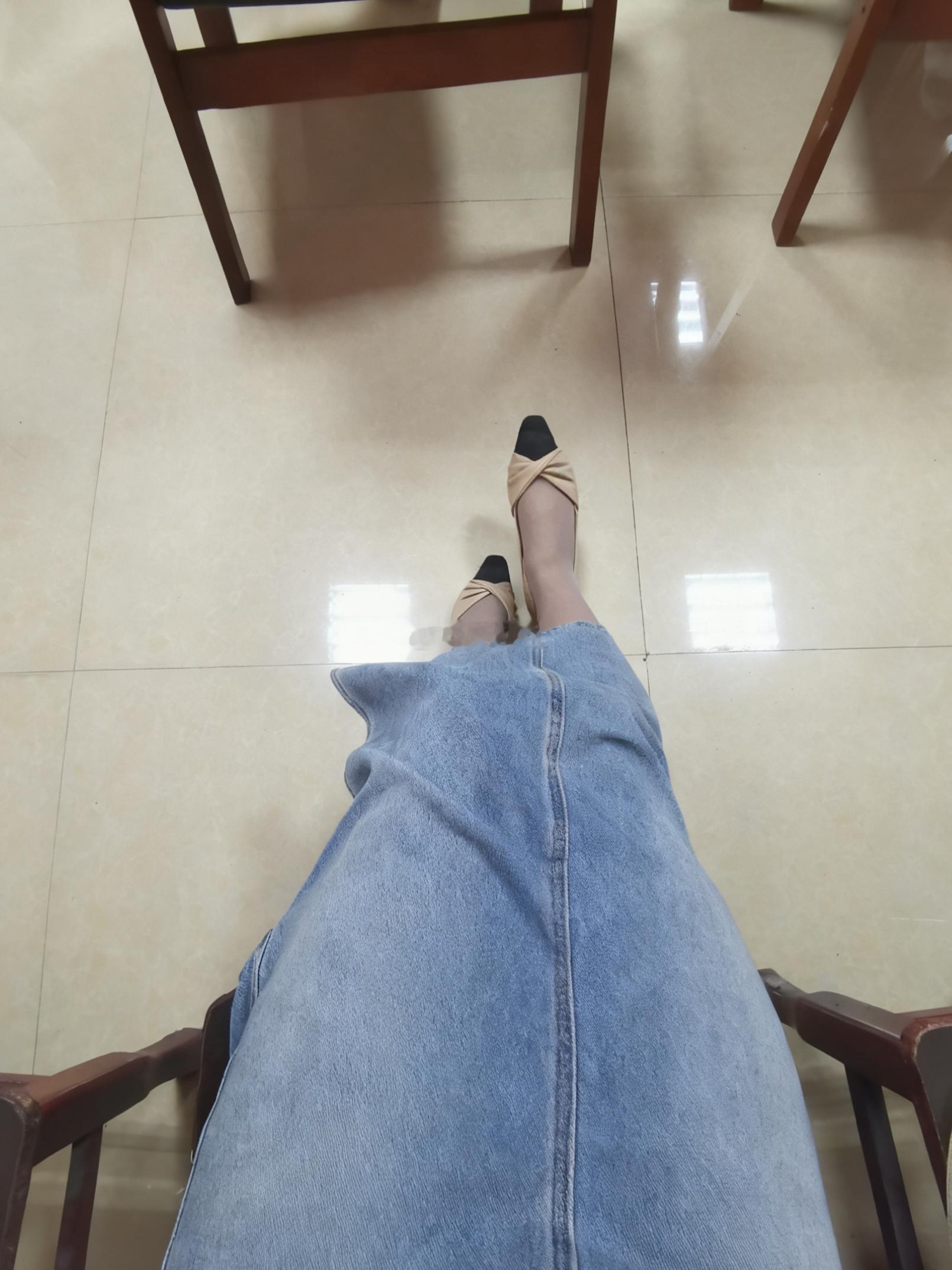 随手拍日常plog随手拍[超话]再降温，上班就不穿薄的🧦了🥶🥶🥶 ​​​