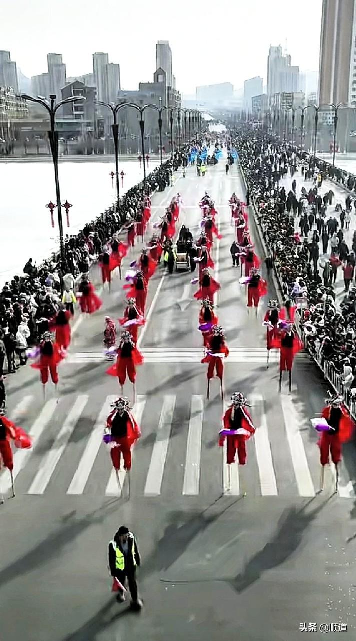 大姐59了，在KTV唱歇时，被一个41岁老弟看上了。直接要了大姐的联系方式，在唱