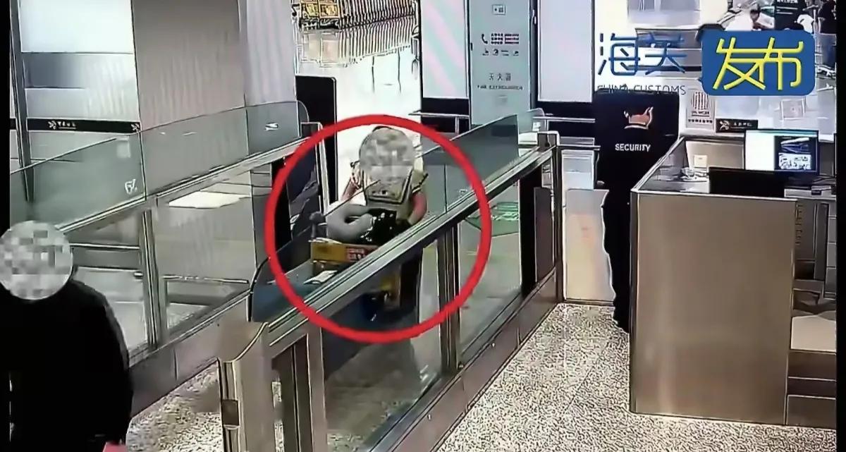 最近杭州萧山机场海关查获的一起“黄金伪装案”，简直比谍战片还刺激！一名女子推着行