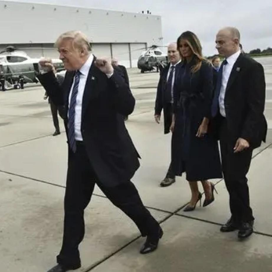 争来斗去，崩溃发疯，无所适从，结局未定。
老先生的心很累。
伤人八百，自损一千，