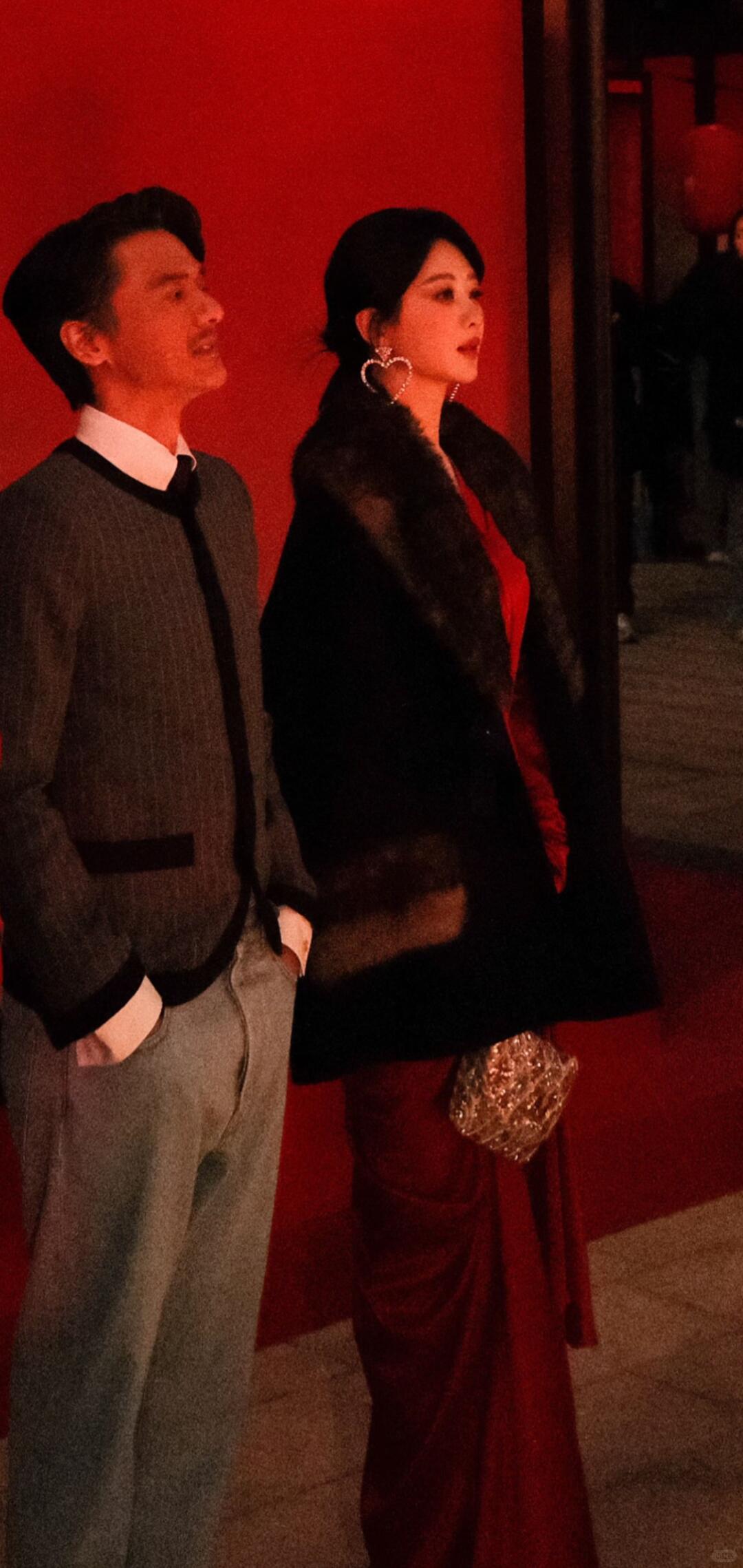 冯德伦和杨紫这张合照竟然还有宿命的感觉他西装革履是为了家族颜面，我一袭红裙不过是