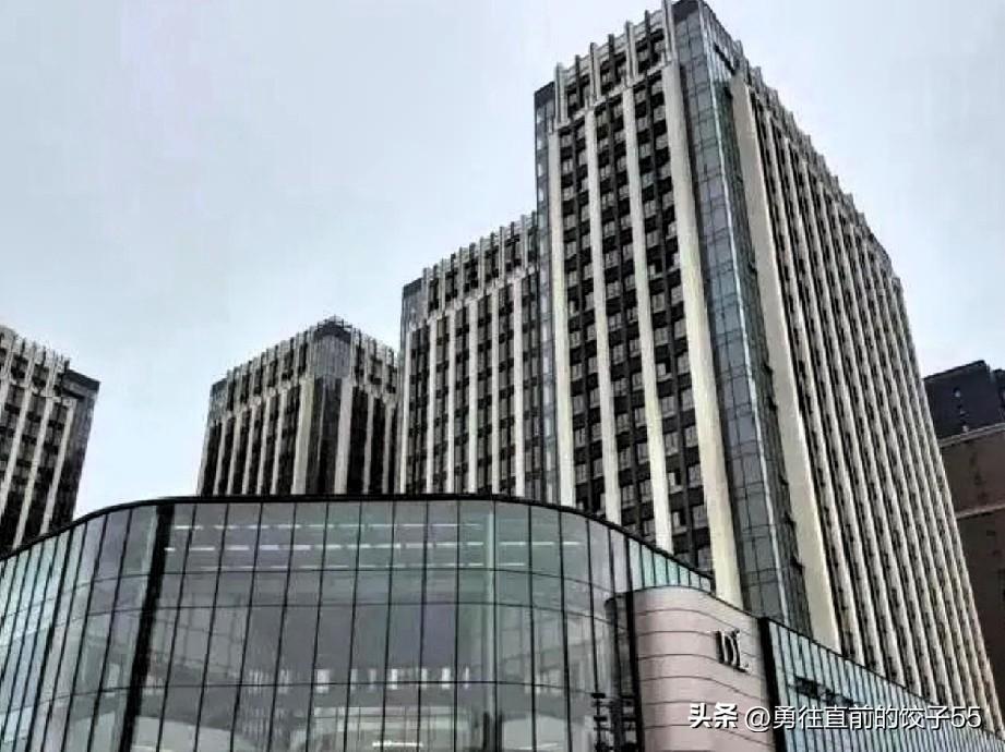 胖东来宣布要在郑州开店，丹尼斯第二天就去找市领导“汇报工作”了。丹尼斯很清楚，省