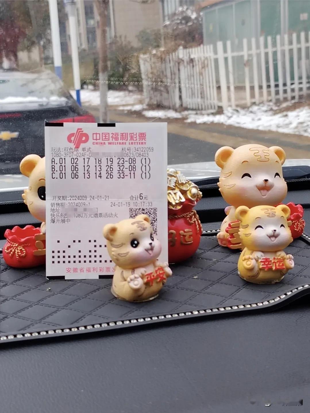 不容易啊，守了10年的彩票，也该中了。
多年的媳妇熬成婆，天上掉馅饼的美差也该砸