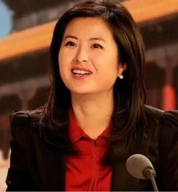 2015年，42岁的“央视名嘴”张泉灵辞职后，趁60岁的丈夫不注意，带着147万