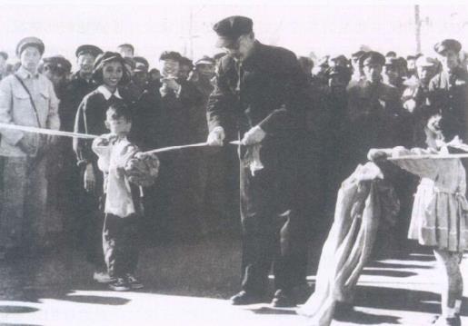 1950年10月14日，叶剑英为广州海珠桥修复通车剪彩
