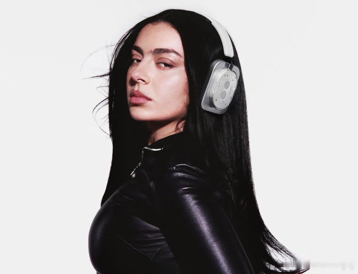 Charli XCX宣布将在北美举办“Music, Fashion, Film”
