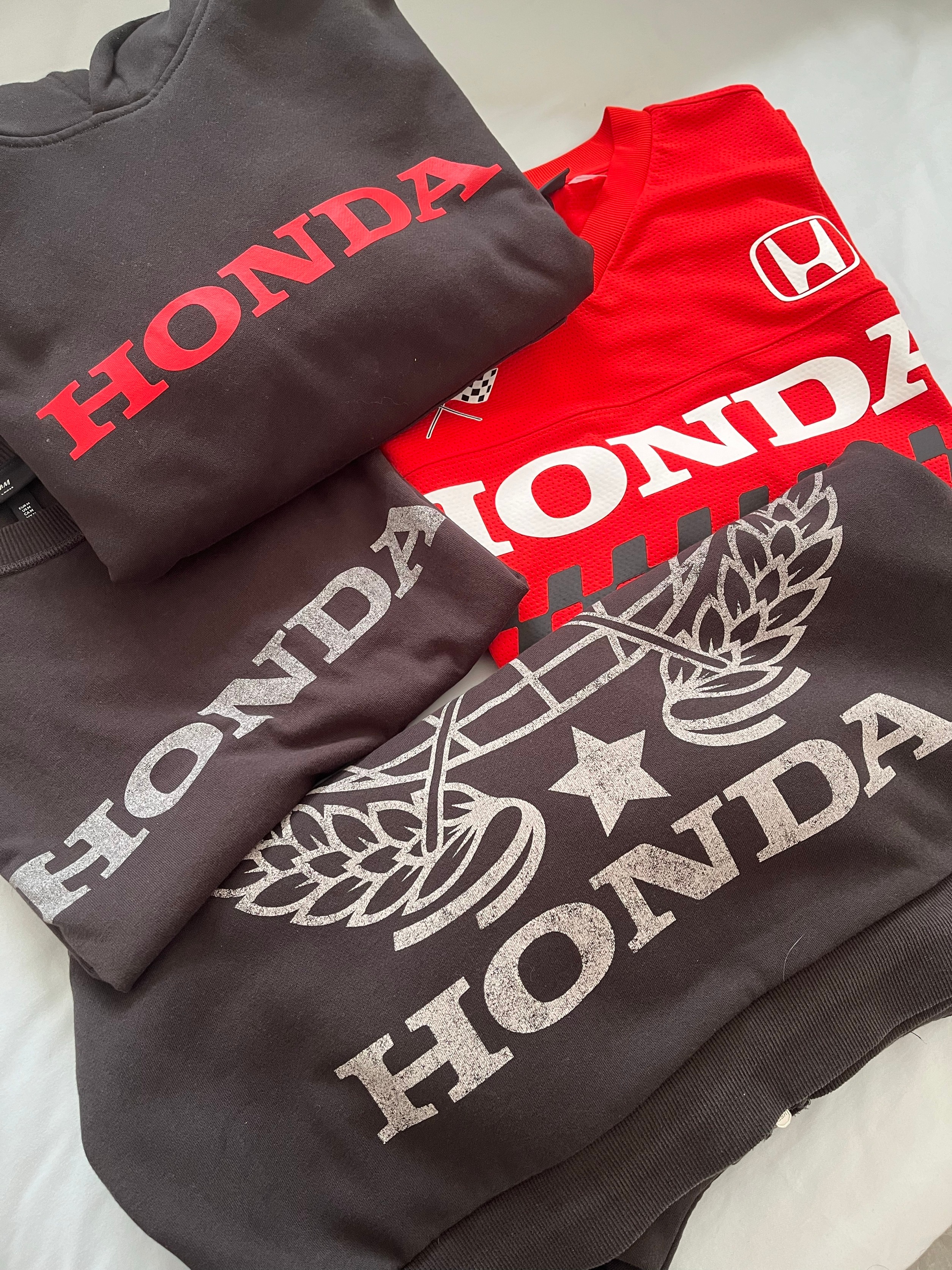 昨天去线下买衣服去了。好多年没去过了。劣迹品牌的 HONDA 优衣库 泡泡玛特 