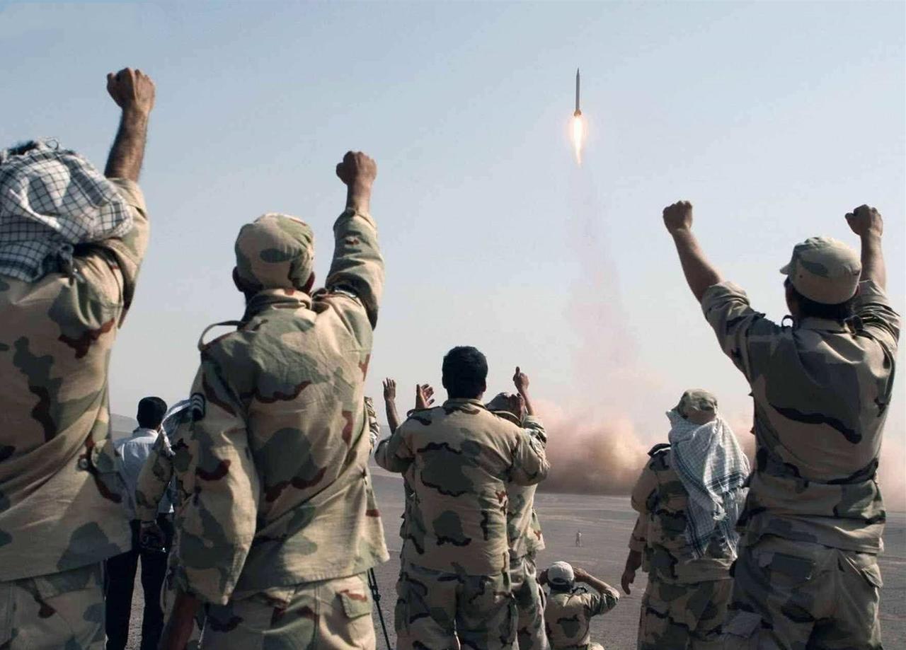 伊朗目前的策略错了，他根本打不过美以，伊朗应该做的是，让美以感觉到撕心裂肺的疼。