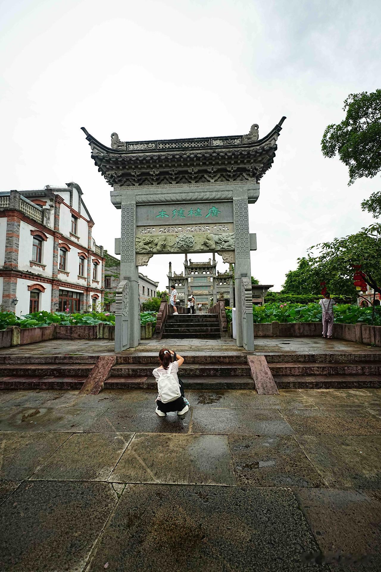 友友说了当下的文艺圈现状：台下已没有观众了，台上还在煞有介事的在很认真的表演，接