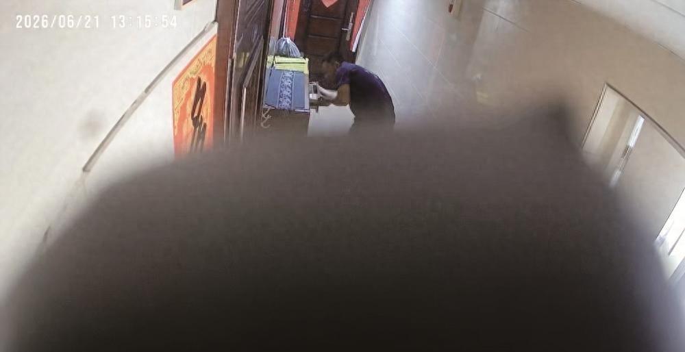 太让人寒心了！6月21日，厦门同安，一女子发现小区里出现一个穿着工装的陌生男子，