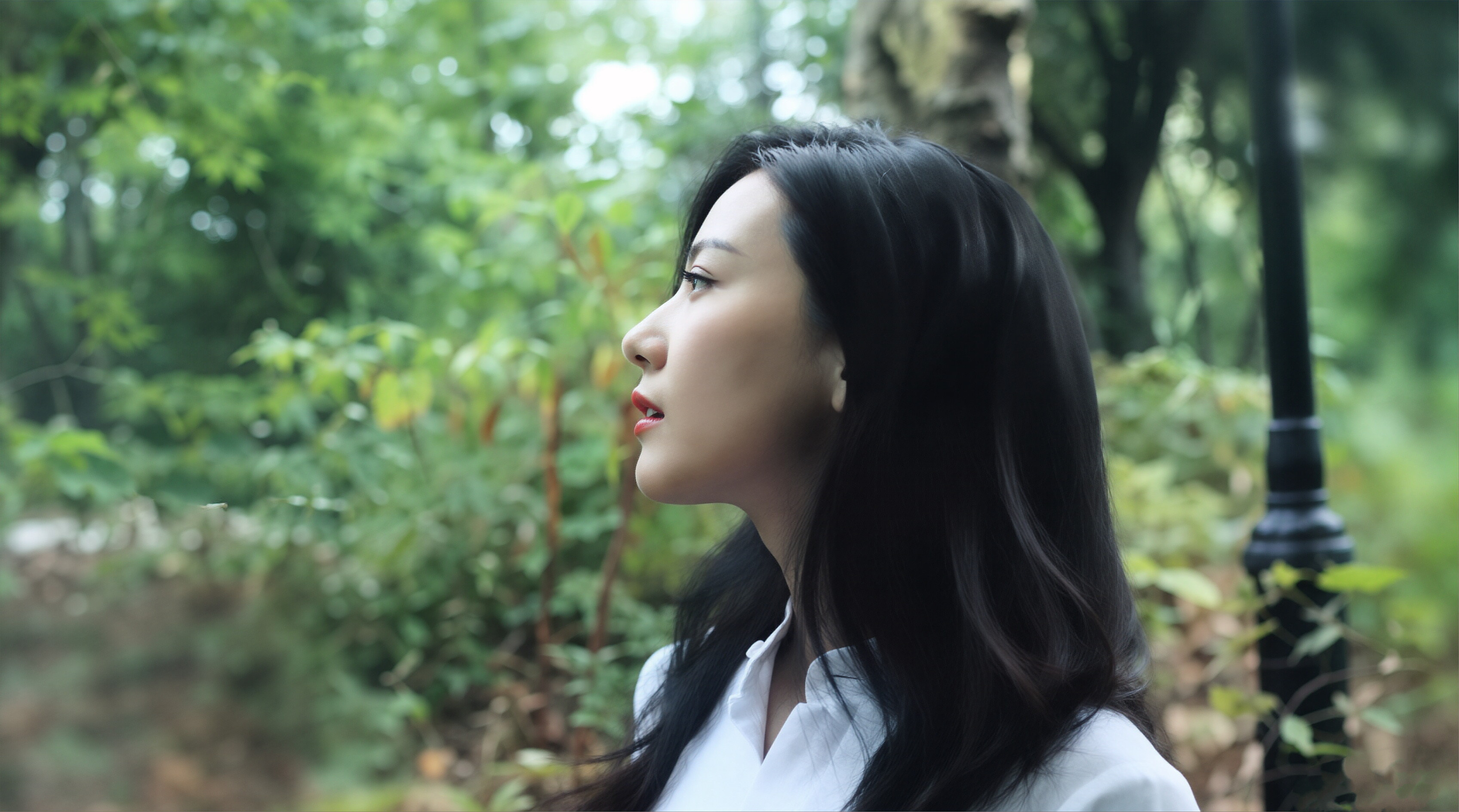 高圆圆 绿意漫溢的林间，白衬衫的她抬首望向光，眉眼间是不被熬夜惊扰的松弛。这份安