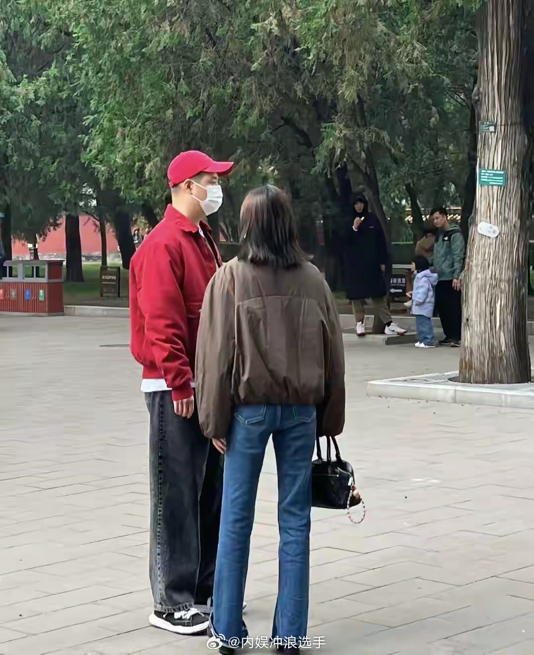 李纯马頔逛地坛公园地坛公园偶遇李纯马頔 李纯马頔逛地坛公园，很恩爱 ​​​