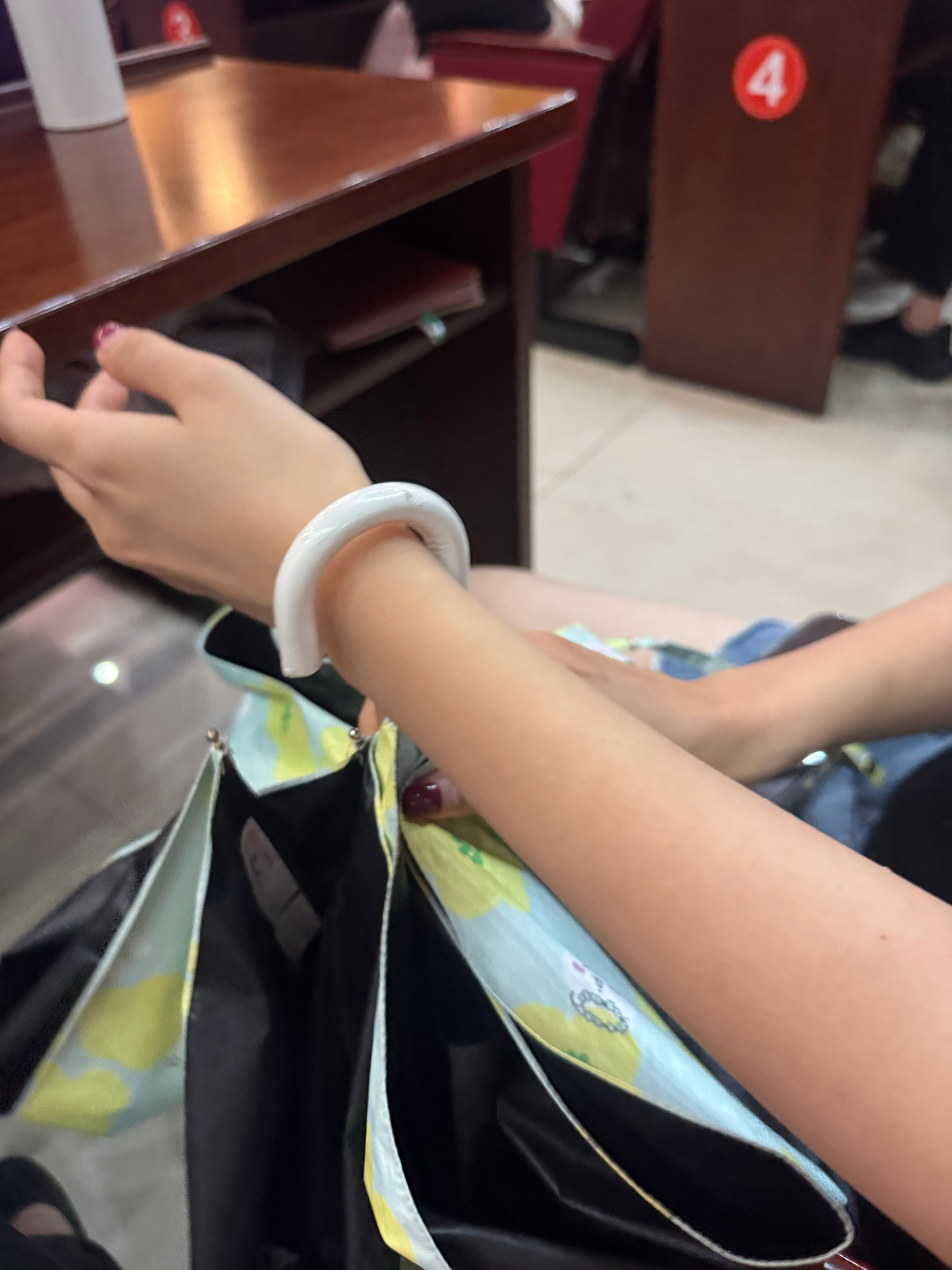 同事推荐我这个伞，喜欢这个可以挂在手腕上这个小设计。我试了一下.... 