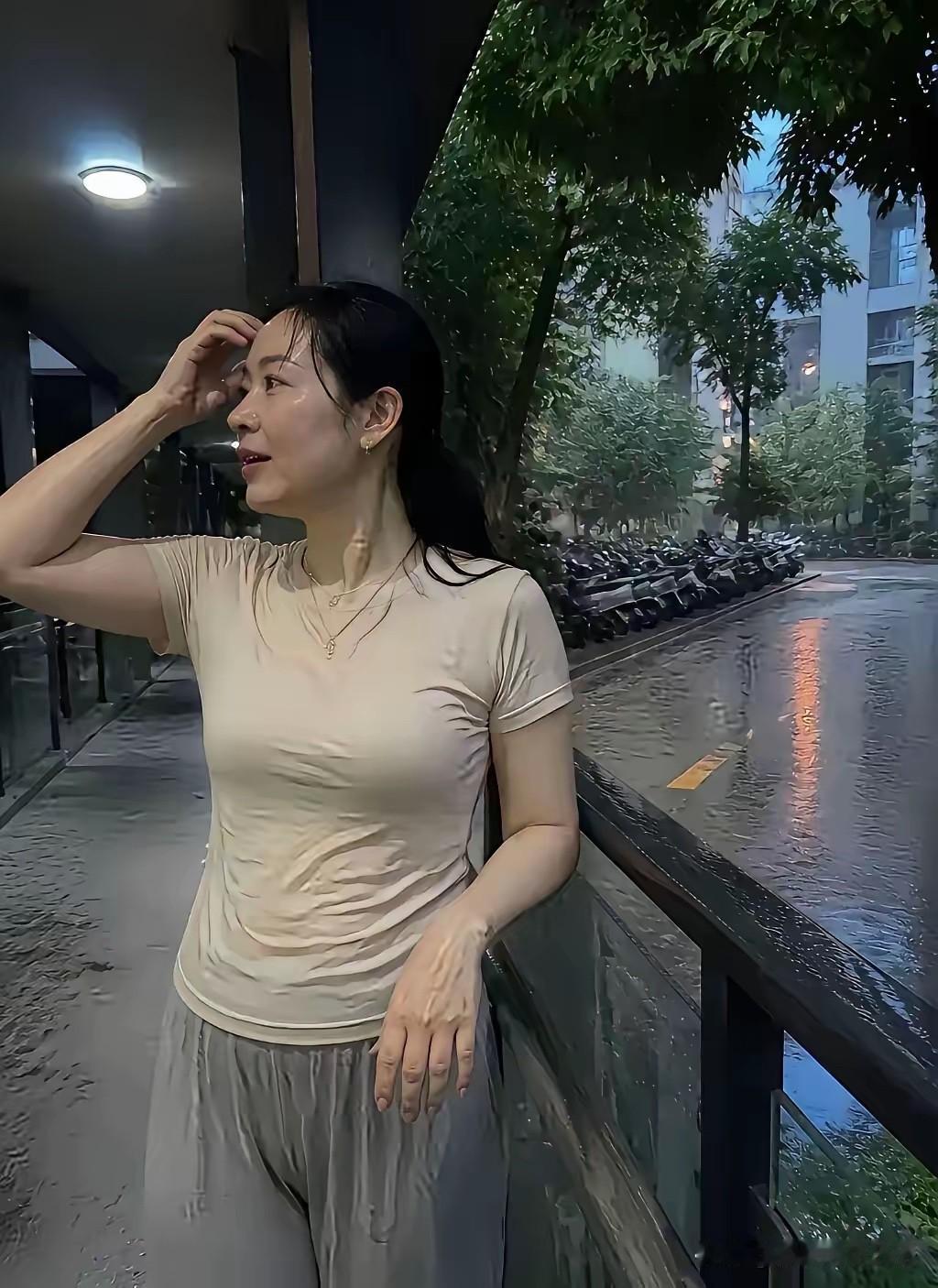 奔5了，单身一个人！
但我大姨依然热爱生活。