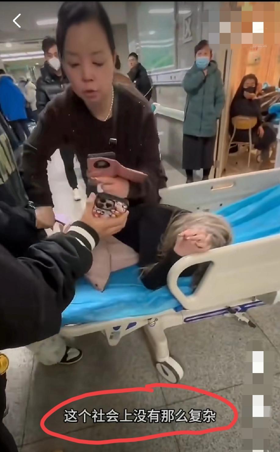 3月5日，山东青岛。女孩染头发打耳钉，女孩妈妈把女孩朋友数落了一番:“这个社会上