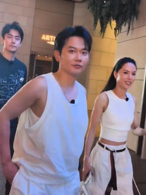 刚刚！孟鹤堂、李若彤、纪凌尘、曾志伟四人罕见跨界组合在香港街头被网友偶遇。面对网