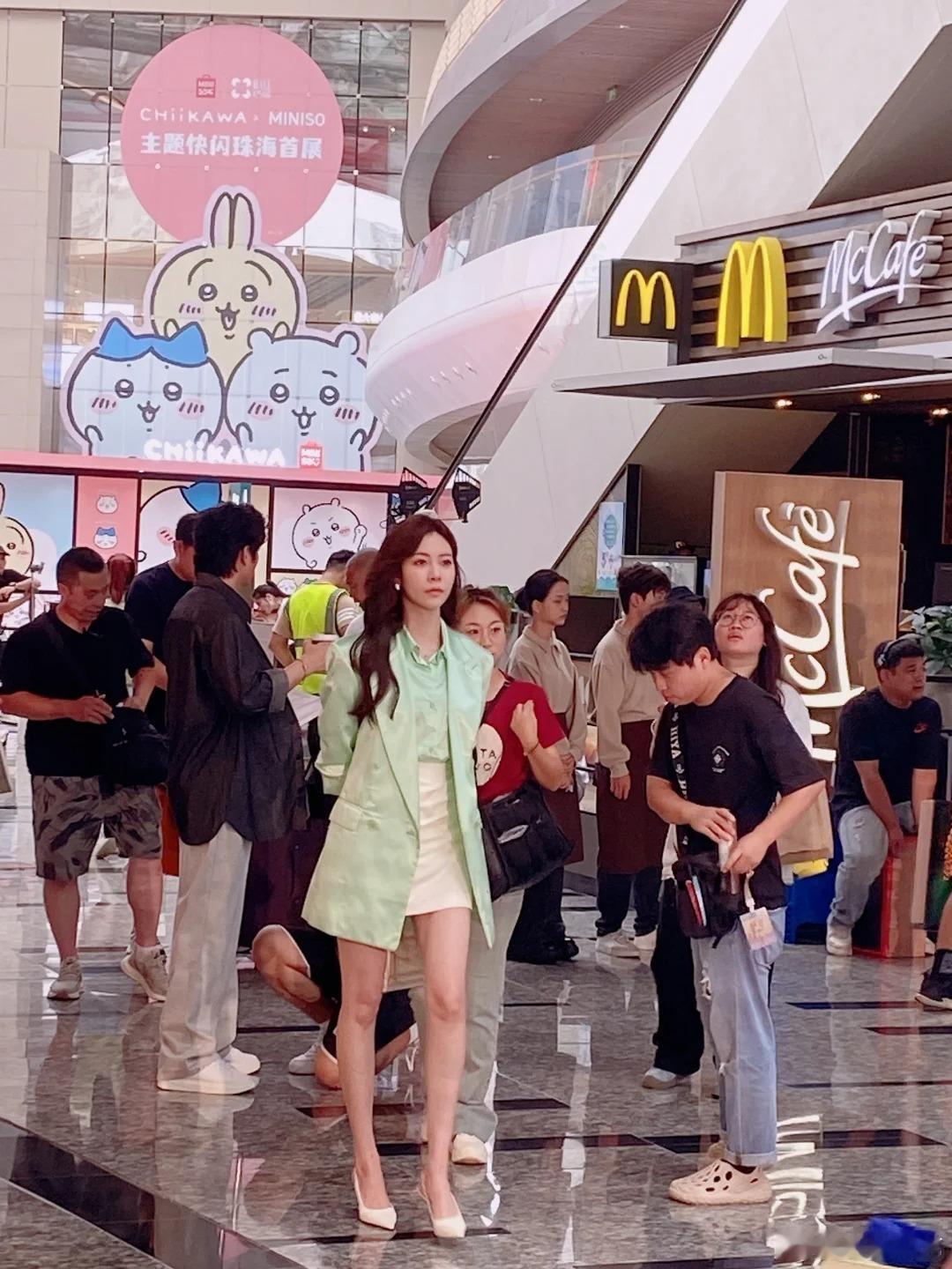 #网友珠海偶遇宋妍霏##宋妍霏在珠海#宋妍霏现身珠海，想必又会在那里留下一段美好