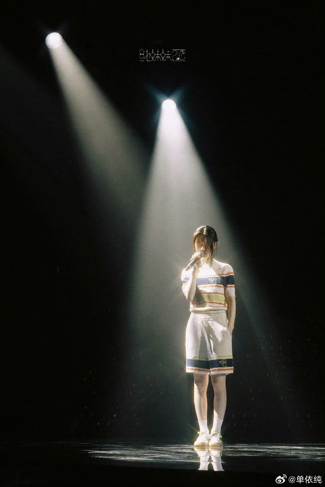 单依纯舞台疑似抄袭安室奈美惠舞美设计单依纯没有参与 而且她是录制前一天才知道舞美