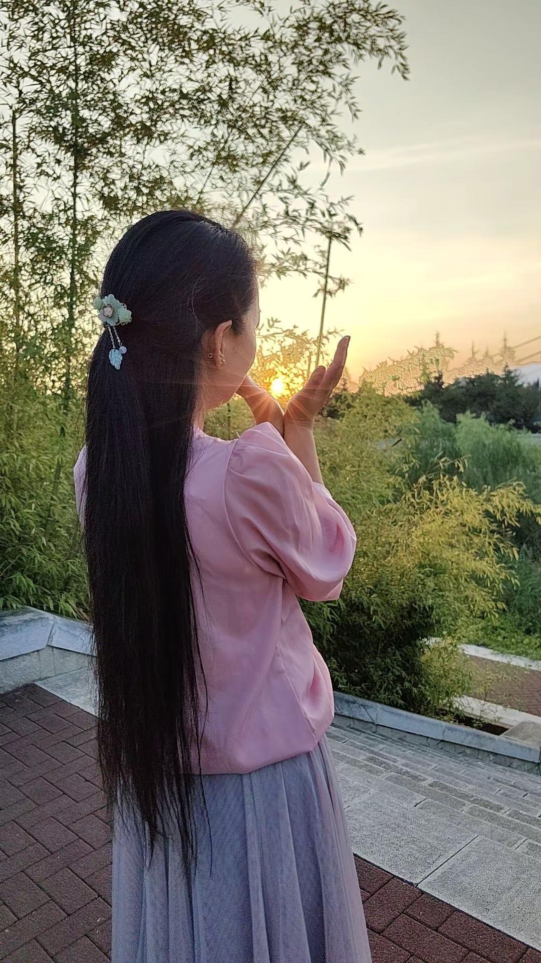 若心如朝阳，所见皆朝霞，愿你在每一个清晨醒来，阳光很暖，微风很甜，万物可爱，人间